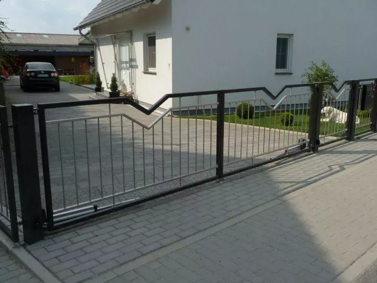 moderne Zaumanlage mit Tor